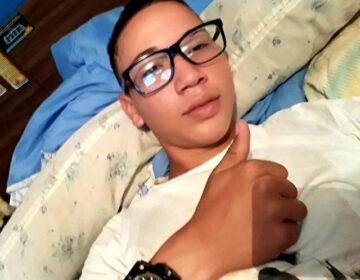 Motociclista de 18 anos morre após colidir contra poste