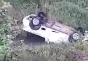 Motorista morre após carro deslizar na pista e cai de ribanceira em igarapé