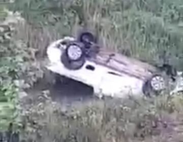 Motorista morre após carro deslizar na pista e cai de ribanceira em igarapé