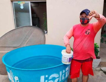Sem abastecimento há semanas, moradores armazenam água da chuva