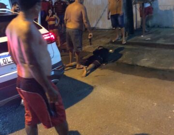 Após roubo, ladrão cai de bicicleta e é rendido por vítimas