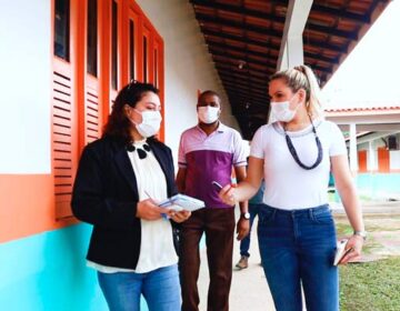 Em Pedra Branca, Beth vistoria escolas antes do retorno presencial