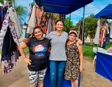 Na zona norte, mulheres usam campo de futebol como brechó: “cabem mais”