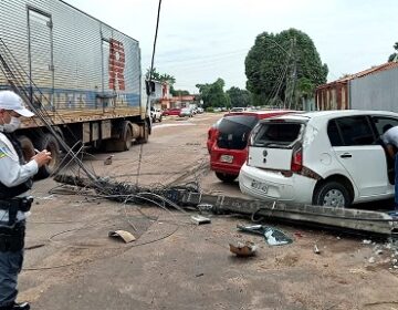Caminhão-baú derruba poste, que cai em cima de carro de professor