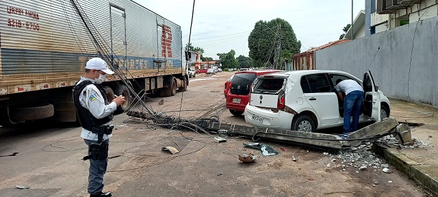 Caminhão-baú derruba poste, que cai em cima de carro de professor
