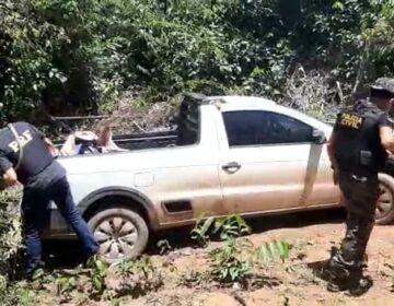 Carro roubado é achado em mata na BR-156