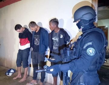 Após fazer refém casal que fabrica sandálias, assaltantes se entregam