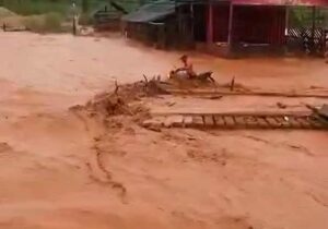 Durante chuva, moradores se arriscam em corredeira de água e lama em Calçoene