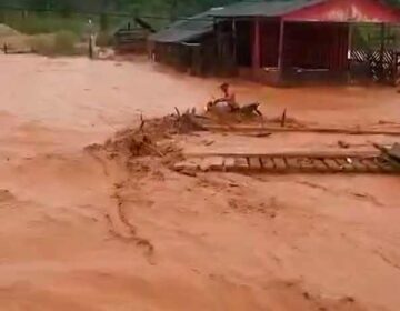 Durante chuva, moradores se arriscam em corredeira de água e lama em Calçoene