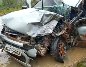 Após colisão entre carro e caminhão, motorista fica preso entre ferragens