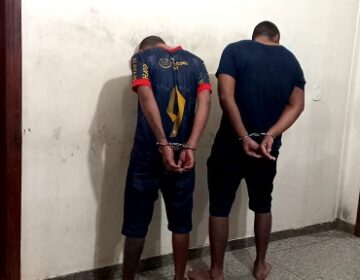 Dupla acusada de furtar baterias avaliadas em R$ 15 mil é presa pela PM