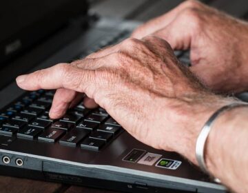 Curso gratuito ensina segurança digital e uso de smartphones para idosos