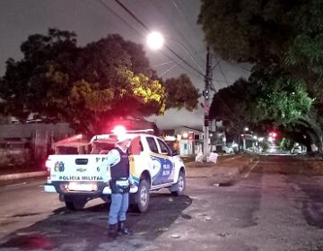 Após sujeira deixada por foliões no carnaval, PM fiscaliza área ao lado cemitério