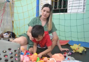 Após denunciar recusa de matrícula para criança autista, mãe recebe convites de escolas