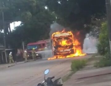 Ônibus fica destruído em incêndio