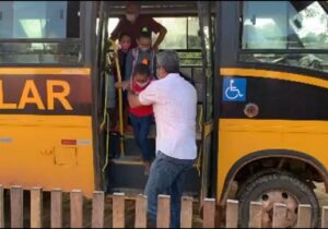 Para conferir ramais reformados e volta de ônibus, prefeito acompanha crianças até a escola
