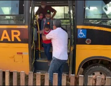 Para conferir ramais reformados e volta de ônibus, prefeito acompanha crianças até a escola