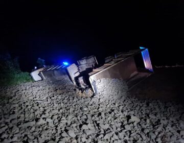 BR-156: carreta com pedras vira na curva e mata motorista