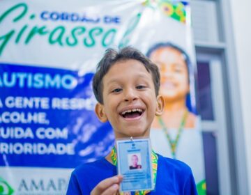 Estado entrega Cordão de Girassol e aparelhos auditivos para jovens autistas