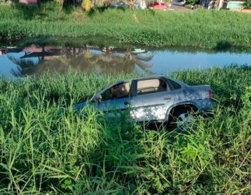 Motorista cai em canal, escapa da morte e é preso