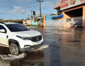 Canal volta a transbordar e alagar casas e comércios na zona norte