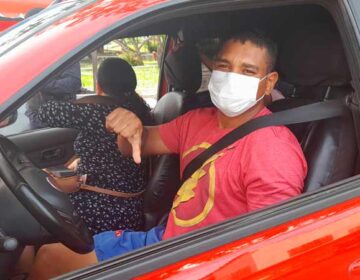Após horas na fila de drive-thru, motoristas ficam sem vacina em Macapá