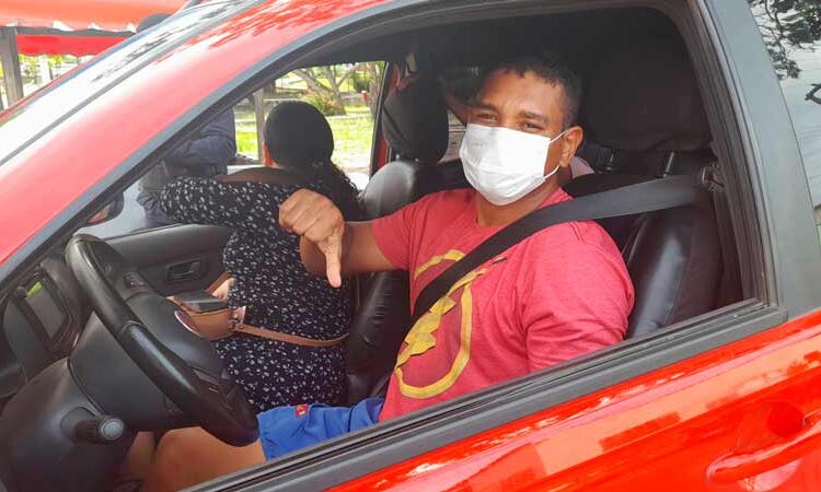 Após horas na fila de drive-thru, motoristas ficam sem vacina em Macapá