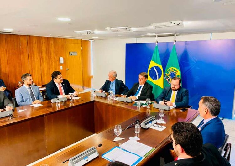 Bolsonaro transfere 1,5 milhão de hectares ao AP: ‘estado passa a ser dono’, diz Davi