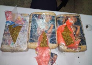 Em barco de Santarém, policiais encontram drogas em malas e banheiro