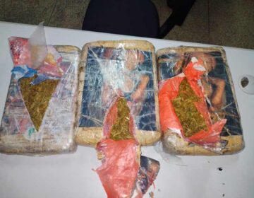 Em barco de Santarém, policiais encontram drogas em malas e banheiro
