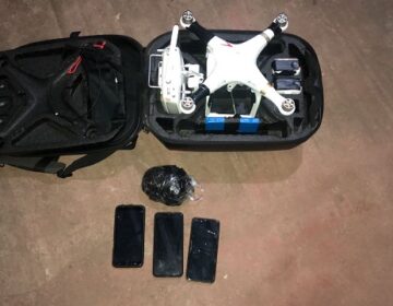 Dupla é flagrada com drogas e drone ao redor do Iapen