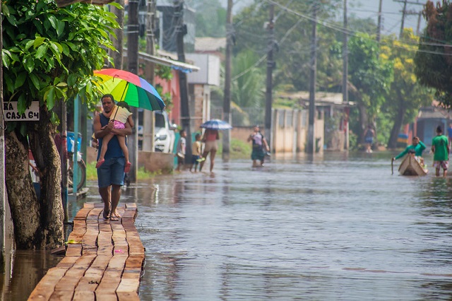 Em Vitória, prefeito tenta culpar enchente por anos de abandono de escolas