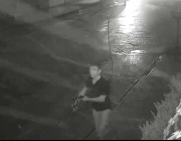 Homem se arrisca em madrugada de chuva para furtar fios