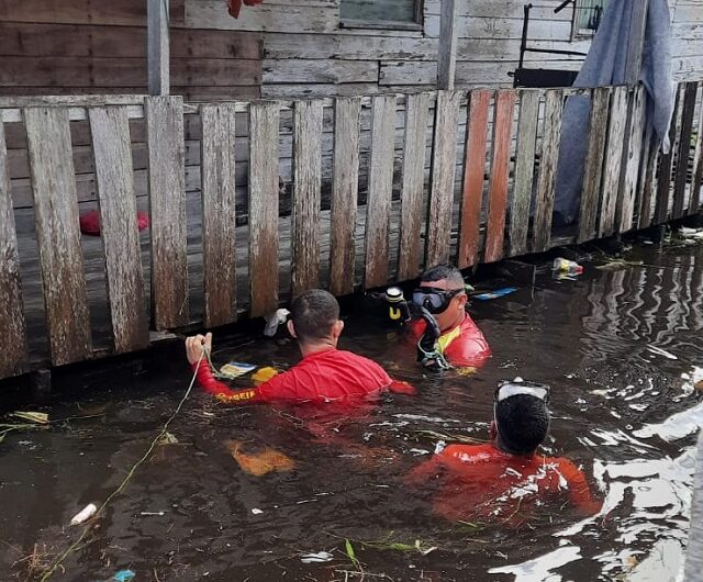 Mergulhadores procuram homem que desapareceu em área de enchente no Jari