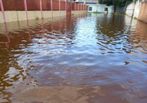 Enchente: aulas em Laranjal e Vitória do Jari são suspensas por tempo indeterminado