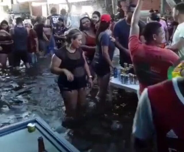 Enchente: moradores do Jari fazem festa em rua inundada; jacaré é capturado