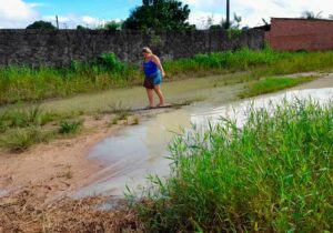 A caminho do trabalho, moradores enfrentam lama e mato