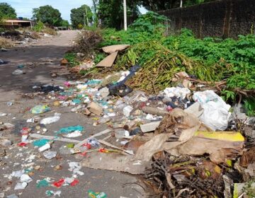 Lixeira produz odor insuportável atrás de UPA em Macapá