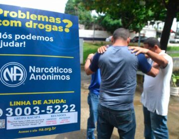Narcóticos Anônimos e a luta para salvar quem chegou ao ‘fundo do poço’