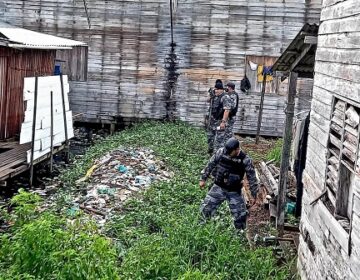 À procura de foragidos, Bope encontra drogas e faz prisões