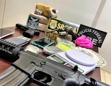 Jovens são presas com drogas, dinheiro falso e réplica de metralhadora