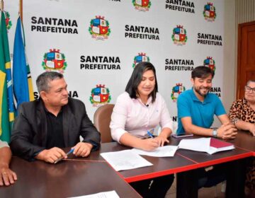 Em Santana, Isabel sanciona reajuste do funcionalismo e auxílio a vigias e garis 