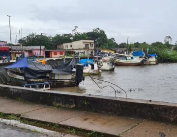 Após matar homem a facadas, dupla foge de barco em Calçoene