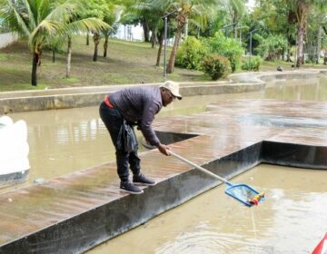 Após festa e bagunça, prefeitura faz mutirão para limpar Floriano Peixoto