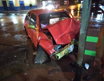 Após bater em moto estacionada, motorista tenta fugir e colide com outro carro