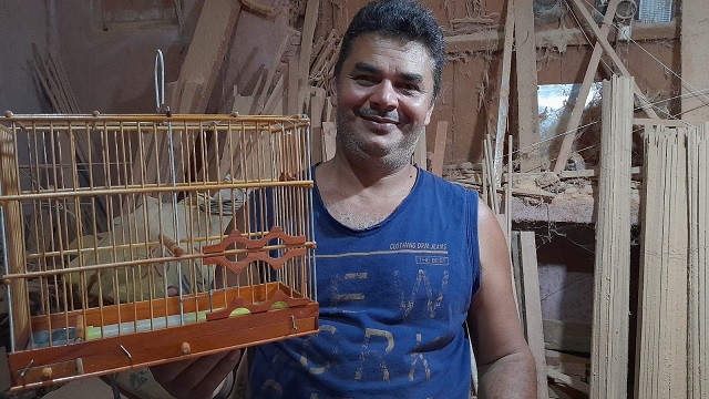 Artesão de gaiolas diz ser contra a captura indiscriminada de pássaros