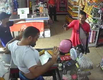Despreocupados com câmera, assaltantes agem tranquilamente em mercantil
