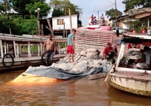 Caminhão com 16 toneladas de cimento cai no Rio Amazonas