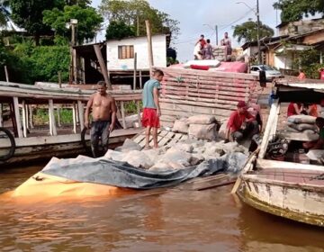 Caminhão com 16 toneladas de cimento cai no Rio Amazonas