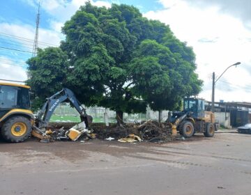 ‘Lixão’ em frente de escola é retirado